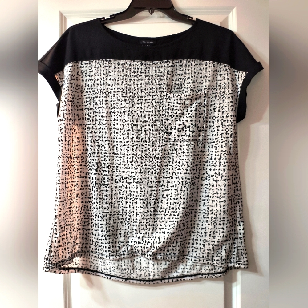 Calvin Klein Jeans Colorblock Top – XL – Rolled Sleeve – Black & White Dot
